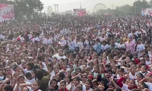 നഗരങ്ങള്‍ കീഴടക്കി പെൺപട; യുപിയിൽ പ്രിയങ്കയുടെ നേതൃത്വത്തില്‍ കോണ്‍ഗ്രസ് ശക്തിപ്രകടനം