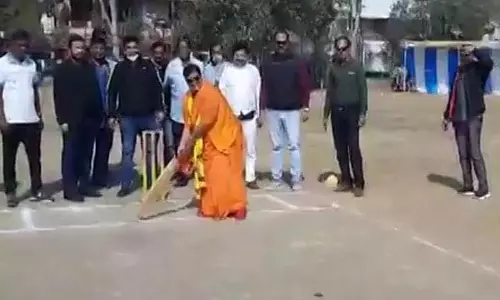 ആരോഗ്യപ്രശ്‌നം കാണിച്ച് ജാമ്യത്തിൽ; ക്രിക്കറ്റ് കളിച്ചുരസിച്ച് പ്രഗ്യാ സിങ് താക്കൂർ