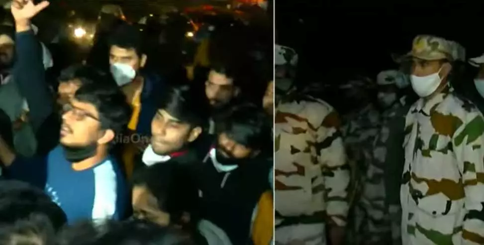 നീറ്റ്- പിജി കൗൺസിലിങ്; ആരോഗ്യ മന്ത്രിയുടെ വസതിയിലേക്ക് ഡോക്ടർമാർ മാർച്ച് നടത്തുന്നു നീറ്റ്- പിജി കൗൺസിലിങ്; ആരോഗ്യ മന്ത്രിയുടെ വസതിയിലേക്ക് ഡോക്ടർമാർ മാർച്ച് നടത്തുന്നു