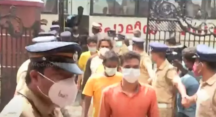 കിറ്റെക്സ് തൊഴിലാളികളുടെ ആക്രമണം; 300 പേർ പ്രതികളെന്ന് സൂചന, കൂടുതൽ അറസ്റ്റ് ഇന്ന് കിറ്റെക്സ് തൊഴിലാളികളുടെ ആക്രമണം; 300 പേർ പ്രതികളെന്ന് സൂചന, കൂടുതൽ അറസ്റ്റ് ഇന്ന്