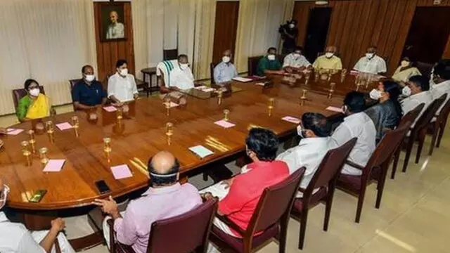 ഒമിക്രോൺ ആശങ്ക; മന്ത്രിസഭാ യോഗം ഇന്ന്, നിയന്ത്രണങ്ങൾ തുടരുന്നത് പരിഗണിക്കും ഒമിക്രോൺ ആശങ്ക; മന്ത്രിസഭാ യോഗം ഇന്ന്, നിയന്ത്രണങ്ങൾ തുടരുന്നത് പരിഗണിക്കും