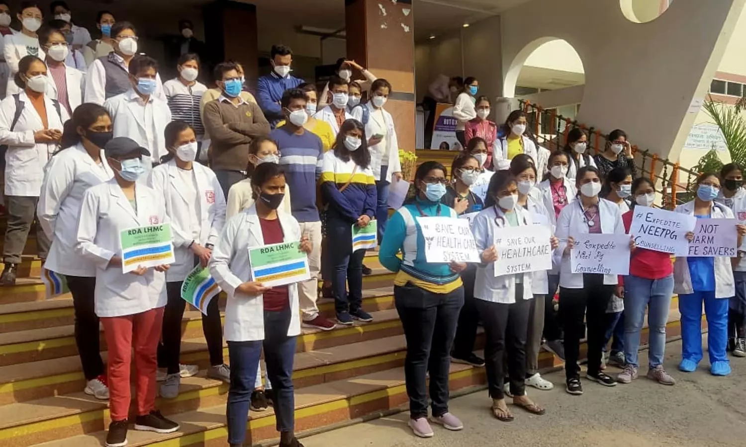 ഡല്ഹിയില് റസിഡന്റ് ഡോക്ടര്മാരുടെ സമരം ശക്തം; മെഡിക്കല് ബന്ദിന് ആഹ്വാനം ചെയ്തു ഡല്ഹിയില് റസിഡന്റ് ഡോക്ടര്മാരുടെ സമരം ശക്തം; മെഡിക്കല് ബന്ദിന് ആഹ്വാനം ചെയ്തു