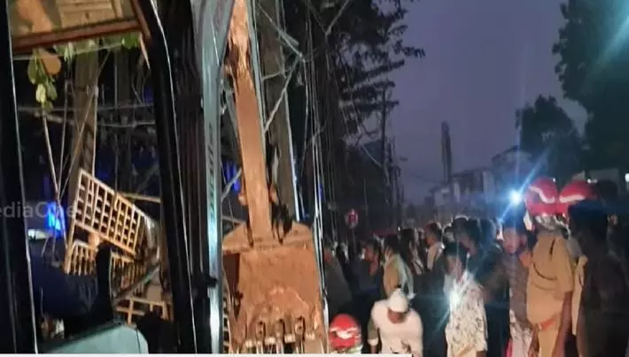 മിനി ലോറി ട്രാൻസ്ഫോർമറിലേക്ക് ഇടിച്ചു കയറി, രണ്ടു പേര്ക്ക് ഗുരുതര പരിക്ക് മിനി ലോറി ട്രാൻസ്ഫോർമറിലേക്ക് ഇടിച്ചു കയറി, രണ്ടു പേര്ക്ക് ഗുരുതര പരിക്ക്