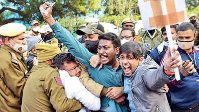 വഴിതടഞ്ഞ് സമരം; ഡൽഹിയിൽ ഡോക്ടർമാർക്കെതിരെ കേസ് വഴിതടഞ്ഞ് സമരം; ഡൽഹിയിൽ ഡോക്ടർമാർക്കെതിരെ കേസ്