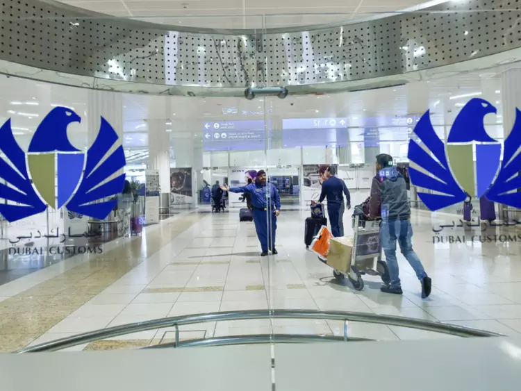 കുടുംബത്തെ കാണാന് പത്തുവര്ഷത്തെ കാത്തിരിപ്പ്; ഒടുവില് എയര്പോര്ട്ടിന്റെ ട്രാന്സിറ്റ് ഏരിയയില് അവസരമൊരുക്കി ദുബൈ പോലീസ് കുടുംബത്തെ കാണാന് പത്തുവര്ഷത്തെ കാത്തിരിപ്പ്; ഒടുവില് എയര്പോര്ട്ടിന്റെ ട്രാന്സിറ്റ് ഏരിയയില് അവസരമൊരുക്കി ദുബൈ പോലീസ്