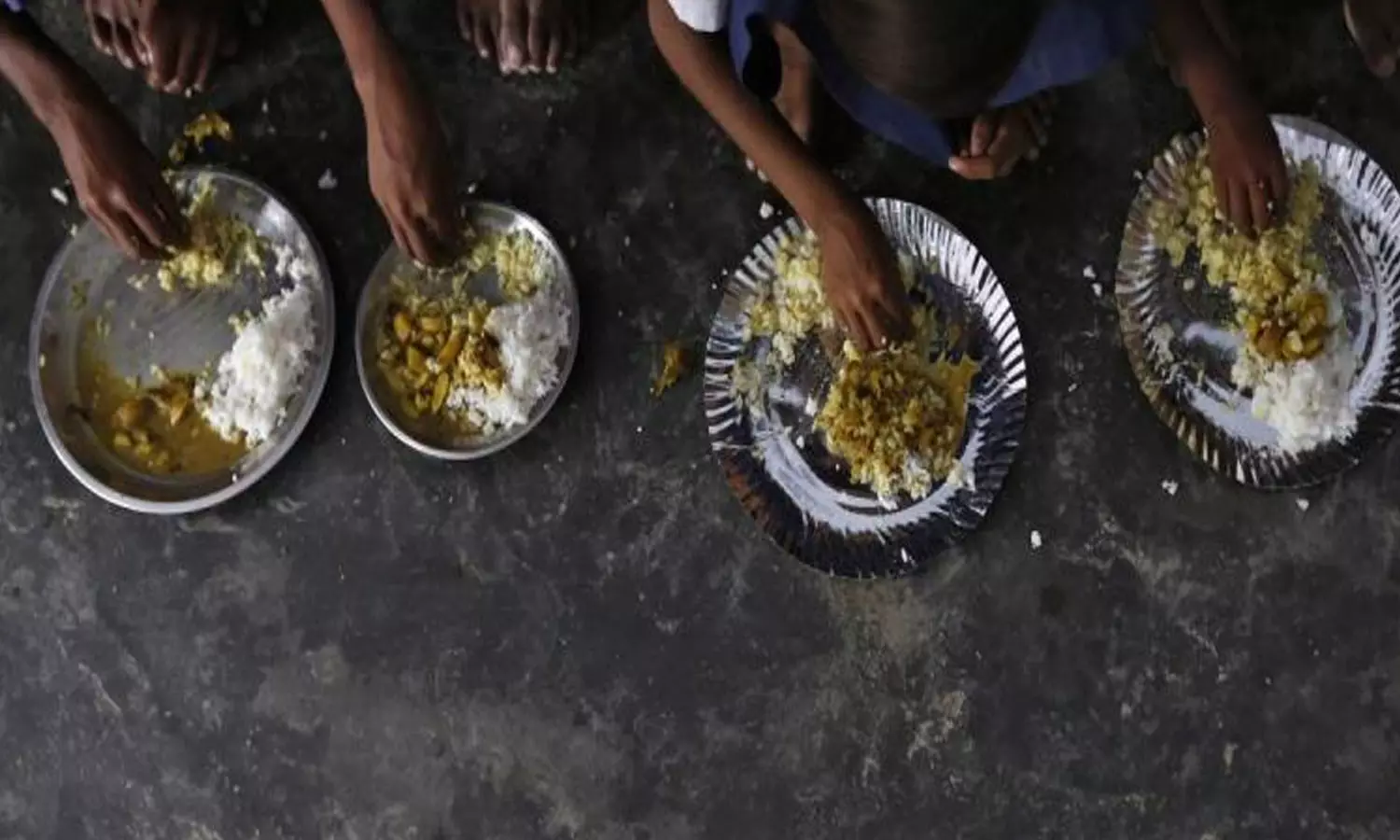 ഉച്ച ഭക്ഷണത്തില്‍ ചത്ത പല്ലി; കര്‍ണാടകയില്‍ 80 വിദ്യാര്‍ഥികളെ ആശുപത്രിയില്‍ പ്രവേശിപ്പിച്ചു