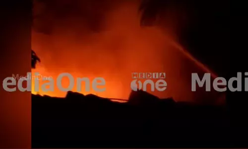 കോഴിക്കോട് ചെരിപ്പ് കമ്പനിയില്‍ വന്‍ തീപിടിത്തം