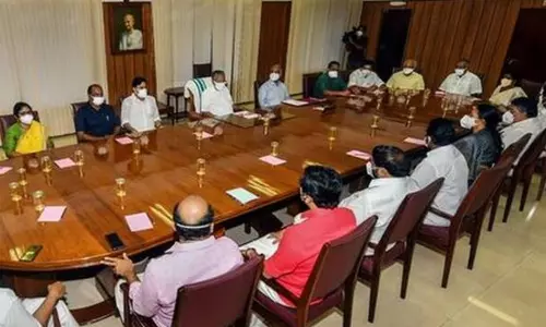 ഒമിക്രോൺ ആശങ്ക; മന്ത്രിസഭാ യോഗം ഇന്ന്, നിയന്ത്രണങ്ങൾ തുടരുന്നത് പരിഗണിക്കും ഒമിക്രോൺ ആശങ്ക; മന്ത്രിസഭാ യോഗം ഇന്ന്, നിയന്ത്രണങ്ങൾ തുടരുന്നത് പരിഗണിക്കും