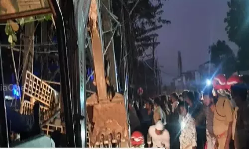 മിനി ലോറി ട്രാൻസ്ഫോർമറിലേക്ക് ഇടിച്ചു കയറി, രണ്ടു പേര്‍ക്ക് ഗുരുതര പരിക്ക്