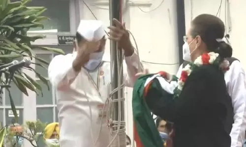 പാർട്ടി പതാക പൊട്ടിവീണു; കോണ്‍ഗ്രസ് സ്ഥാപക ദിനാഘോഷത്തിനിടെ രോഷാകുലയായി സോണിയ ഗാന്ധി