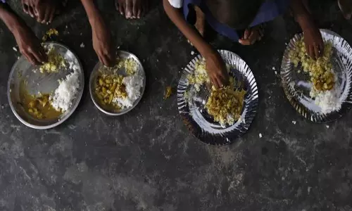 ഉച്ച ഭക്ഷണത്തില്‍ ചത്ത പല്ലി; കര്‍ണാടകയില്‍ 80 വിദ്യാര്‍ഥികളെ ആശുപത്രിയില്‍ പ്രവേശിപ്പിച്ചു