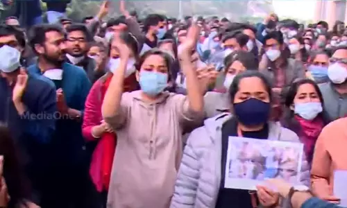 ഡൽഹിയിൽ റസിഡന്റ് ഡോക്ടർമാരുടെ സമരം ശക്തം; സുപ്രിം കോടതി മാർച്ച് പൊലീസ് തടഞ്ഞു ഡൽഹിയിൽ റസിഡന്റ് ഡോക്ടർമാരുടെ സമരം ശക്തം; സുപ്രിം കോടതി മാർച്ച് പൊലീസ് തടഞ്ഞു