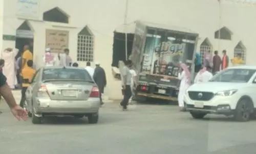 ലോറി പള്ളിയിലേക്ക് ഇടിച്ചു കയറി അഞ്ചു പേര്‍ക്ക് പരിക്ക്