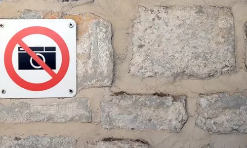 അനുവാദമില്ലാതെ ആരുടെയെങ്കിലും ചിത്രമെടുത്താൽ യു.എ.ഇയിൽ അഞ്ച് ലക്ഷം ദിർഹം വരെ പിഴ