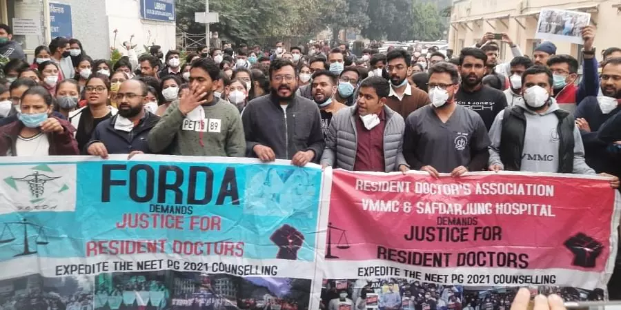 ചര്ച്ച പരാജയം; സമരം ശക്തമാക്കി ഡല്ഹിയിലെ ഡോക്ടര്മാര് ചര്ച്ച പരാജയം; സമരം ശക്തമാക്കി ഡല്ഹിയിലെ ഡോക്ടര്മാര്