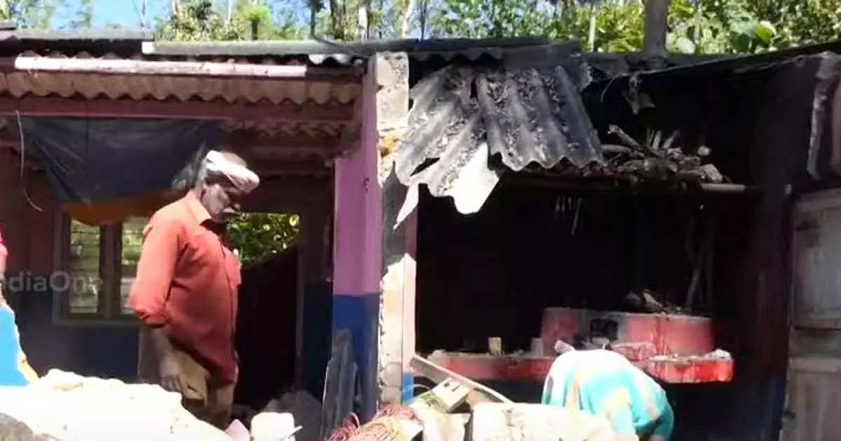 തോണ്ടിമലയിൽ കാട്ടാന ആക്രമണം;ഒരു വീട് പൂർണമായും തകർന്നു തോണ്ടിമലയിൽ കാട്ടാന ആക്രമണം;ഒരു വീട് പൂർണമായും തകർന്നു