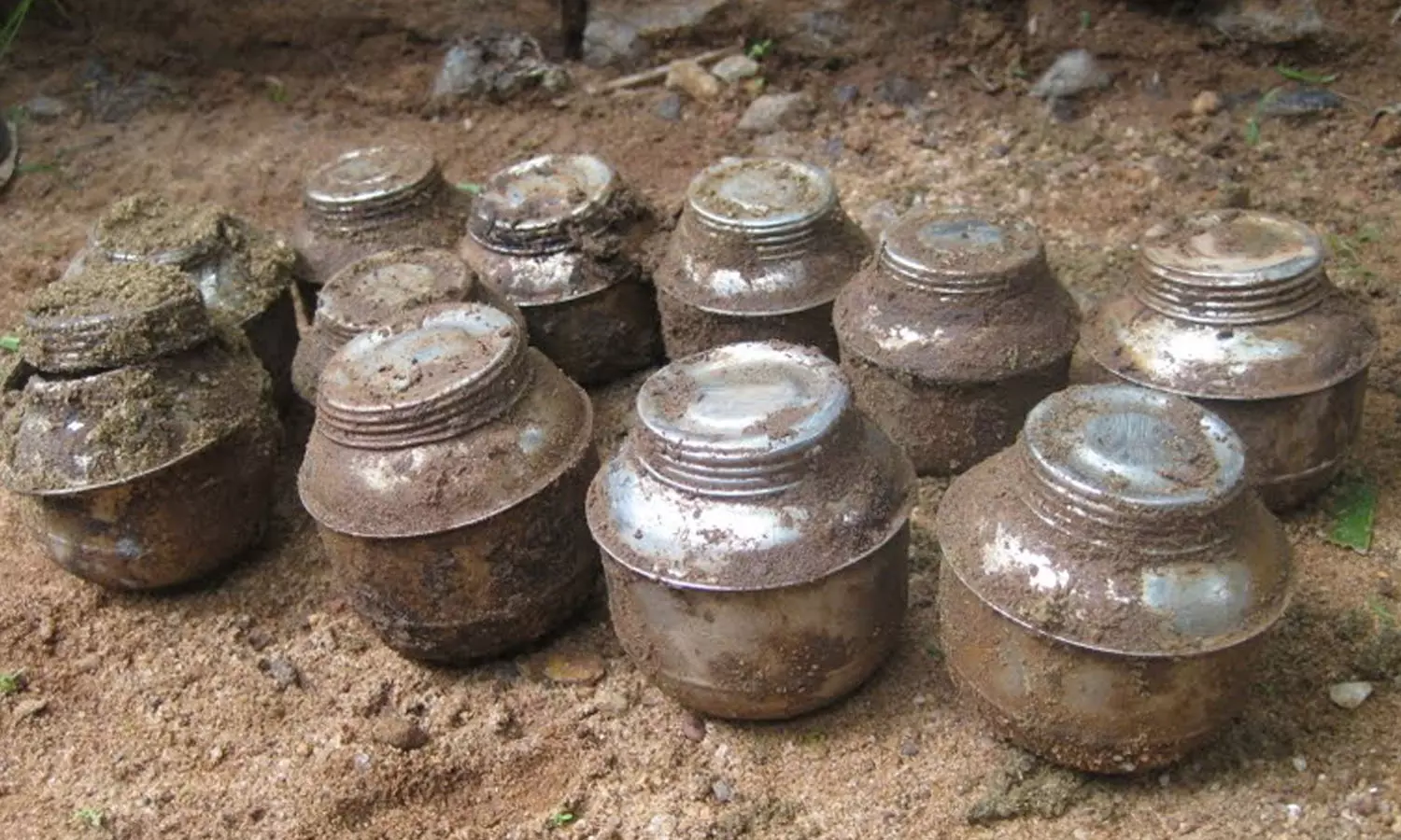 നാദാപുരത്ത് ബോംബ് നിര്‍മാണത്തിനു പയോഗിക്കുന്ന 21 സ്റ്റീല്‍ കണ്ടെയ്‌നറുകള്‍ കണ്ടെത്തി