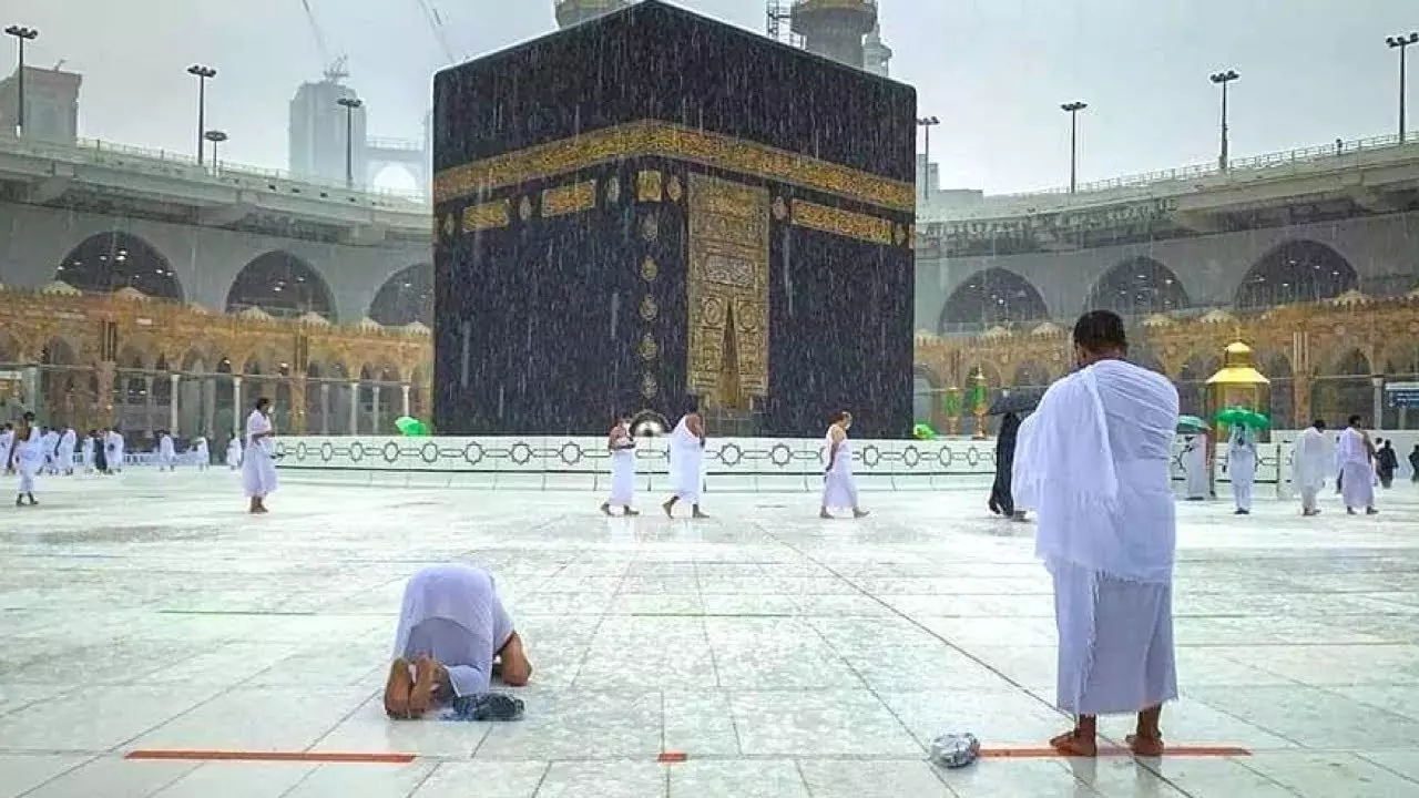 സൗദിയുടെ വിവിധ ഭാഗങ്ങളിൽ മഴ ശക്തമായി;  നനഞ്ഞ് കുതിര്‍ന്ന് തീർഥാടകർ