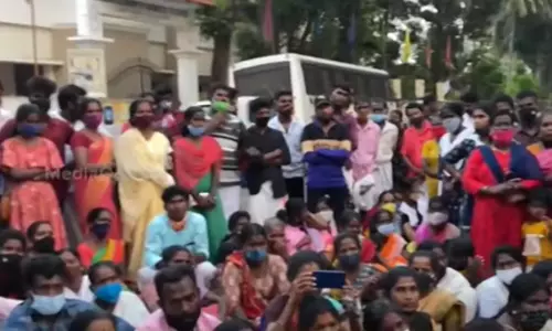 ഒരേക്കർ വീതം കൃഷിഭൂമി നൽകണം: കാസർകോട് കലക്ട്രേറ്റിൽ ആദിവാസികളുടെ സമരം