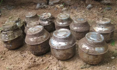 നാദാപുരത്ത് ബോംബ് നിര്‍മാണത്തിനു പയോഗിക്കുന്ന 21 സ്റ്റീല്‍ കണ്ടെയ്‌നറുകള്‍ കണ്ടെത്തി