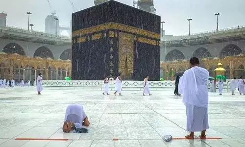 സൗദിയുടെ വിവിധ ഭാഗങ്ങളിൽ മഴ ശക്തമായി; നനഞ്ഞ് കുതിര്ന്ന് തീർഥാടകർ സൗദിയുടെ വിവിധ ഭാഗങ്ങളിൽ മഴ ശക്തമായി; നനഞ്ഞ് കുതിര്ന്ന് തീർഥാടകർ