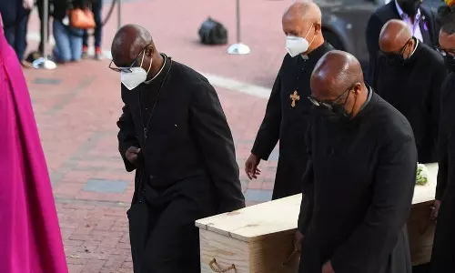 ഡെസ്മണ്ട് ടുട്ടുവിന്റെ മൃതദേഹം കേപ്ടൗണിലെ സെന്റ് ജോർജ്ജ് കത്തീഡ്രലിൽ എത്തിച്ചു