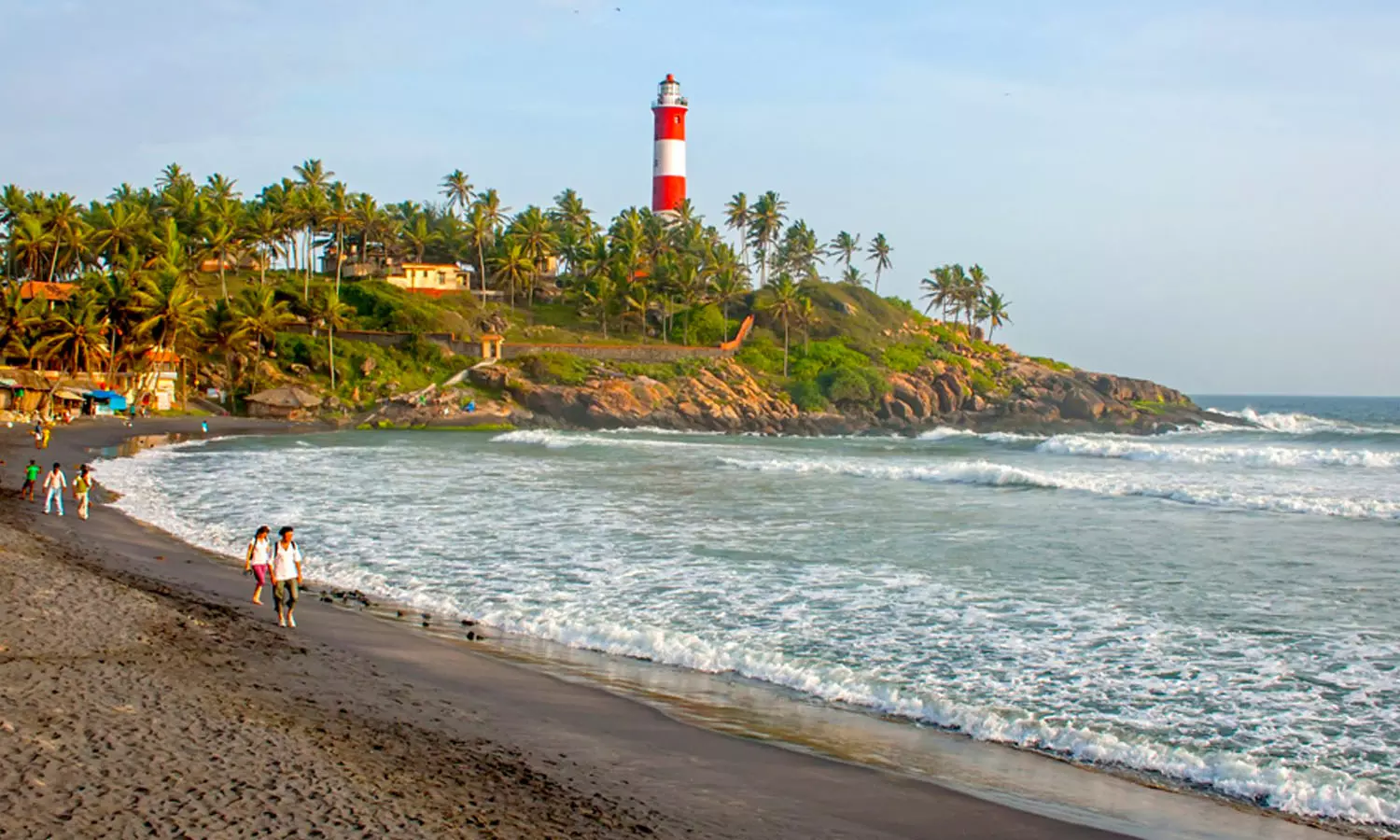 കോവളത്ത് വിദേശി വാങ്ങിയ മദ്യം പൊലീസ് റോഡിലൊഴിപ്പിച്ചു കോവളത്ത് വിദേശി വാങ്ങിയ മദ്യം പൊലീസ് റോഡിലൊഴിപ്പിച്ചു