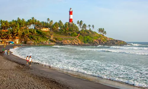 കോവളത്ത് വിദേശി വാങ്ങിയ മദ്യം പൊലീസ് റോഡിലൊഴിപ്പിച്ചു