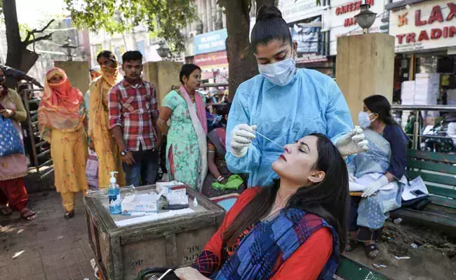 പനി, തലവേദന, തൊണ്ടവേദന ലക്ഷണങ്ങളുള്ള എല്ലാവര്ക്കും കോവിഡ് പരിശോധന നടത്തണമെന്ന് കേന്ദ്രം പനി, തലവേദന, തൊണ്ടവേദന ലക്ഷണങ്ങളുള്ള എല്ലാവര്ക്കും കോവിഡ് പരിശോധന നടത്തണമെന്ന് കേന്ദ്രം