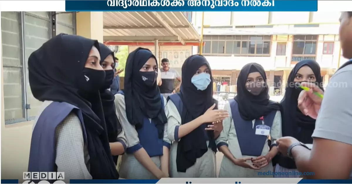 കലക്ടർ ഇടപെട്ടു; ഉഡുപ്പി സർക്കാർ വനിതാ കോളേജിൽ ശിരോവസ്ത്രം അനുവദിച്ചു കലക്ടർ ഇടപെട്ടു; ഉഡുപ്പി സർക്കാർ വനിതാ കോളേജിൽ ശിരോവസ്ത്രം അനുവദിച്ചു