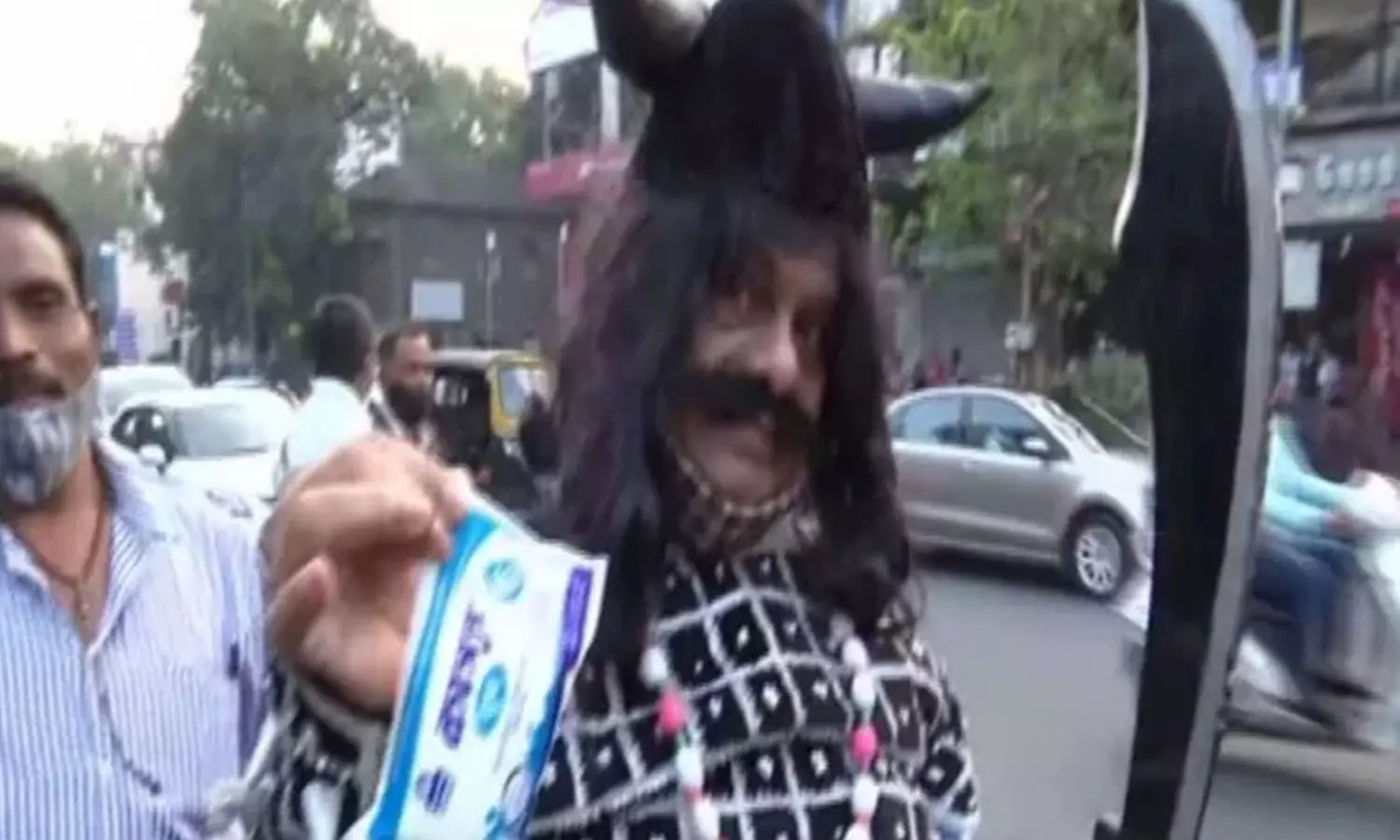 മദ്യം വേണ്ട, പാൽ കുടിക്കൂ, ബോധവത്കരണവുമായി റോഡിലിറങ്ങി രാവണൻ