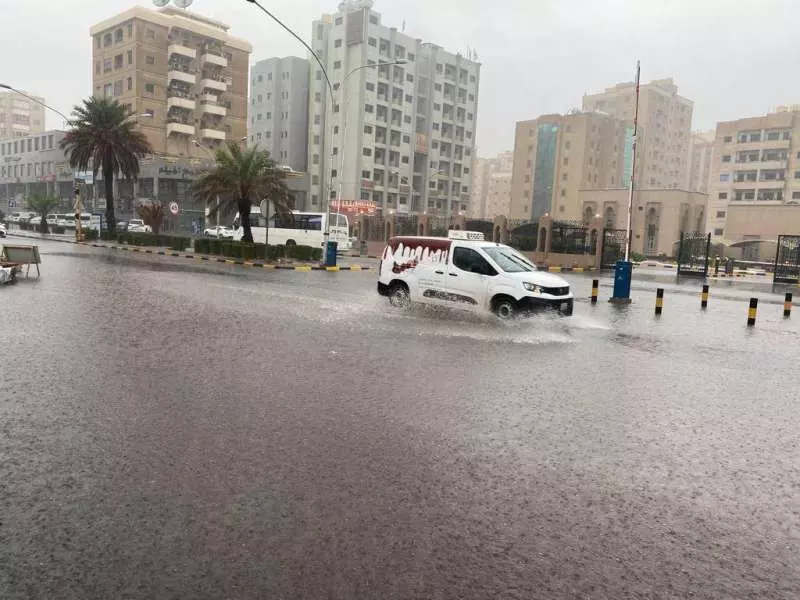 കുവൈത്തില് കനത്ത മഴ, മിക്കയിടത്തും റോഡുകള് വെള്ളത്തിലായി കുവൈത്തില് കനത്ത മഴ, മിക്കയിടത്തും റോഡുകള് വെള്ളത്തിലായി