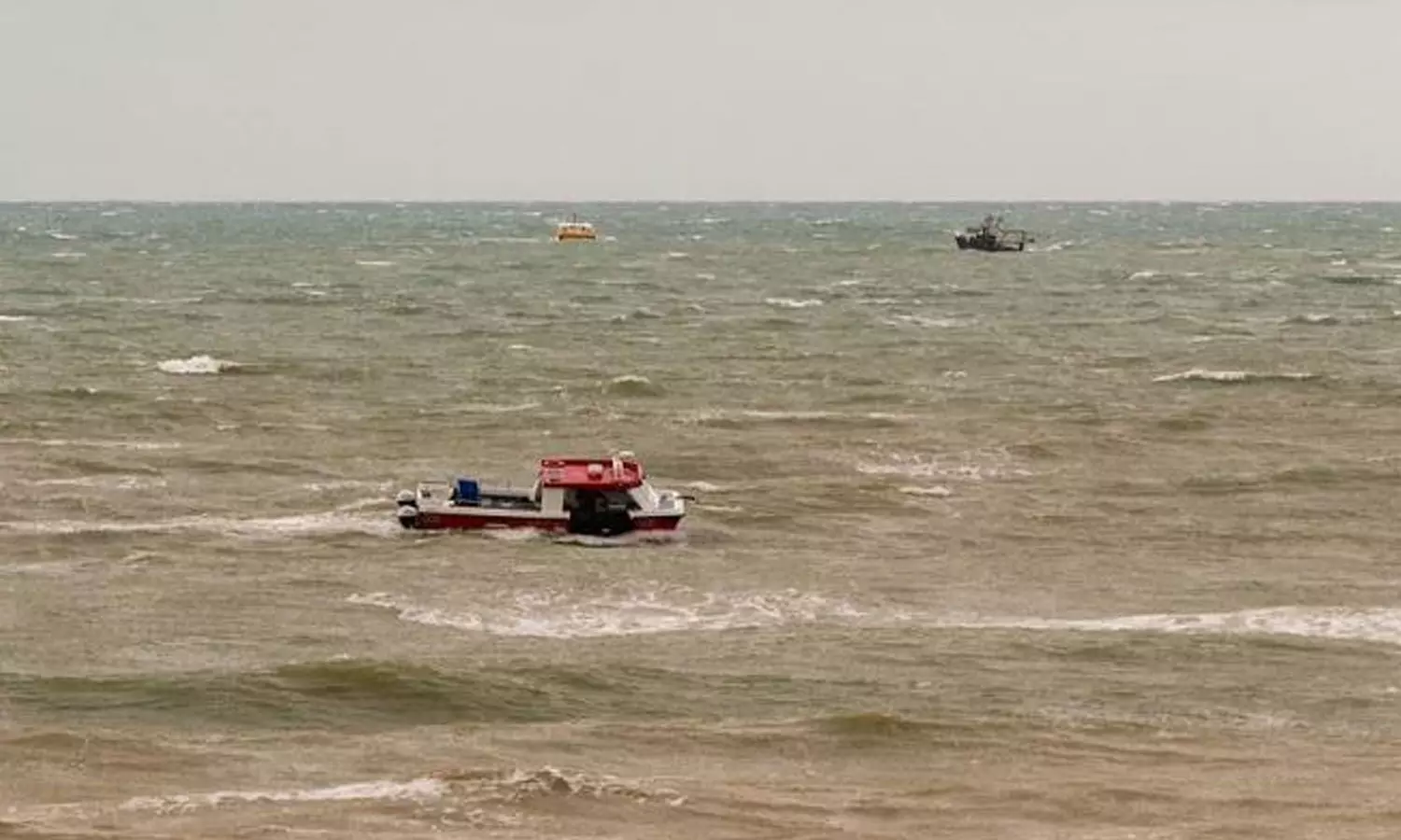 പൊന്നാനിയിൽ മത്സ്യബന്ധനത്തിനിടെ കാണാതായ മൂന്ന് മത്സ്യത്തൊഴിലാളികളേയും രക്ഷപ്പെടുത്തി പൊന്നാനിയിൽ മത്സ്യബന്ധനത്തിനിടെ കാണാതായ മൂന്ന് മത്സ്യത്തൊഴിലാളികളേയും രക്ഷപ്പെടുത്തി