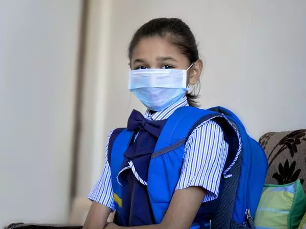 ബംഗാളില് നാളെ മുതല് സ്കൂളുകള് അടക്കും, ഓഫീസുകളില് പകുതി ജീവനക്കാര് മാത്രം ബംഗാളില് നാളെ മുതല് സ്കൂളുകള് അടക്കും, ഓഫീസുകളില് പകുതി ജീവനക്കാര് മാത്രം