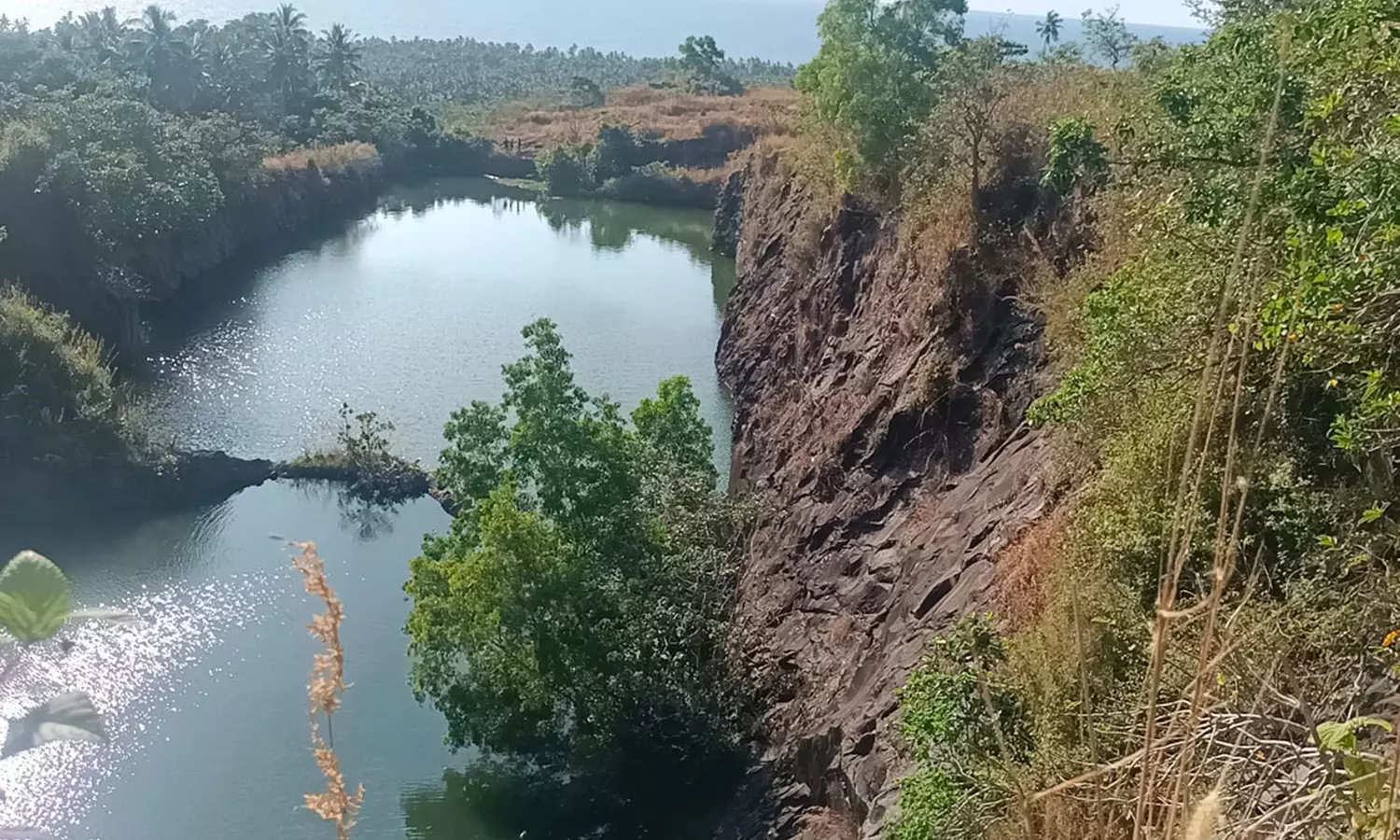 കോവളത്ത് ക്വാറിയിൽ വീണ് യുവാവ് മരിച്ചു കോവളത്ത് ക്വാറിയിൽ വീണ് യുവാവ് മരിച്ചു
