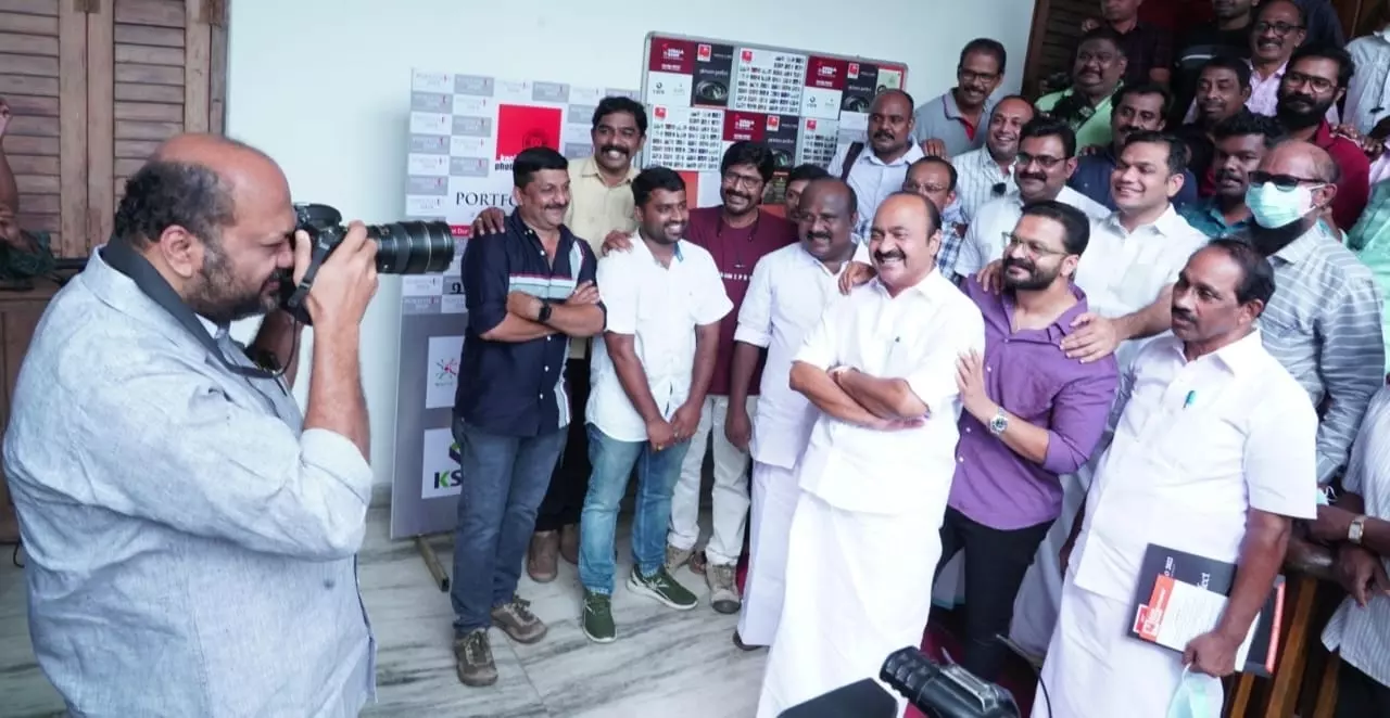 മന്ത്രി രാജീവിന്‍റെ ക്യാമറ, മുന്നില്‍ ചിരിച്ചുകൊണ്ട് പ്രതിപക്ഷ നേതാവും എംഎല്‍എയും എംപിയും മേയറും ജയസൂര്യയും-അപൂര്‍വ ചിത്രം