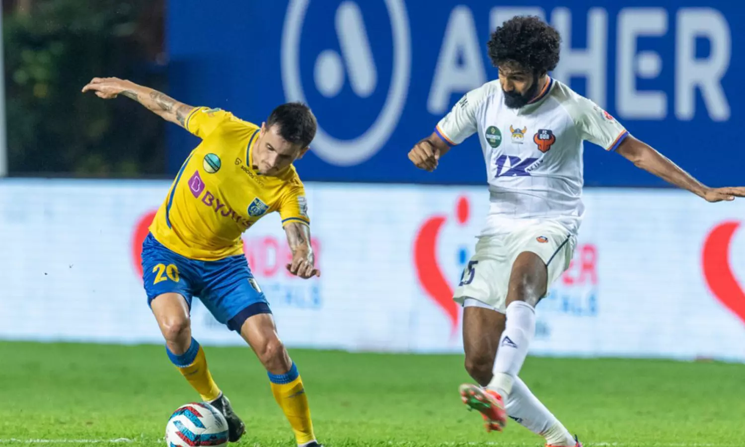 ആദ്യ പകുതിയിൽ നാല് ഗോളുകൾ: സമനില തെറ്റാതെ ബ്ലാസ്റ്റേഴ്‌സ്