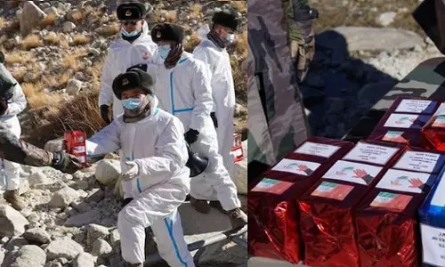 സന്നാഹങ്ങൾക്കും സംഘർഷങ്ങൾക്കും ഇടവേള: പുതുവത്സര സമ്മാനങ്ങൾ കൈമാറി ഇന്ത്യ- ചൈന സൈനികർ