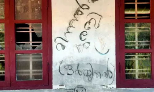 പൊലീസുകാരന്റെ വീടിനു നേരെ ആക്രമണം; ചുമരിൽ മിന്നൽ മുരളി ഒർജിനൽ