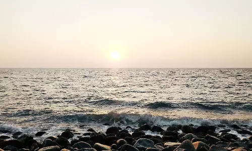 പൊന്നാനിയിൽ നിന്ന് മത്സ്യബന്ധനത്തിന് പോയ മൂന്നുപേരെ കണ്ടെത്താൻ തിരച്ചിൽ തുടങ്ങി