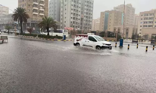 കുവൈത്തില്‍ കനത്ത മഴ, മിക്കയിടത്തും റോഡുകള്‍ വെള്ളത്തിലായി