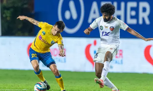 ആദ്യ പകുതിയിൽ നാല് ഗോളുകൾ: സമനില തെറ്റാതെ ബ്ലാസ്റ്റേഴ്‌സ്