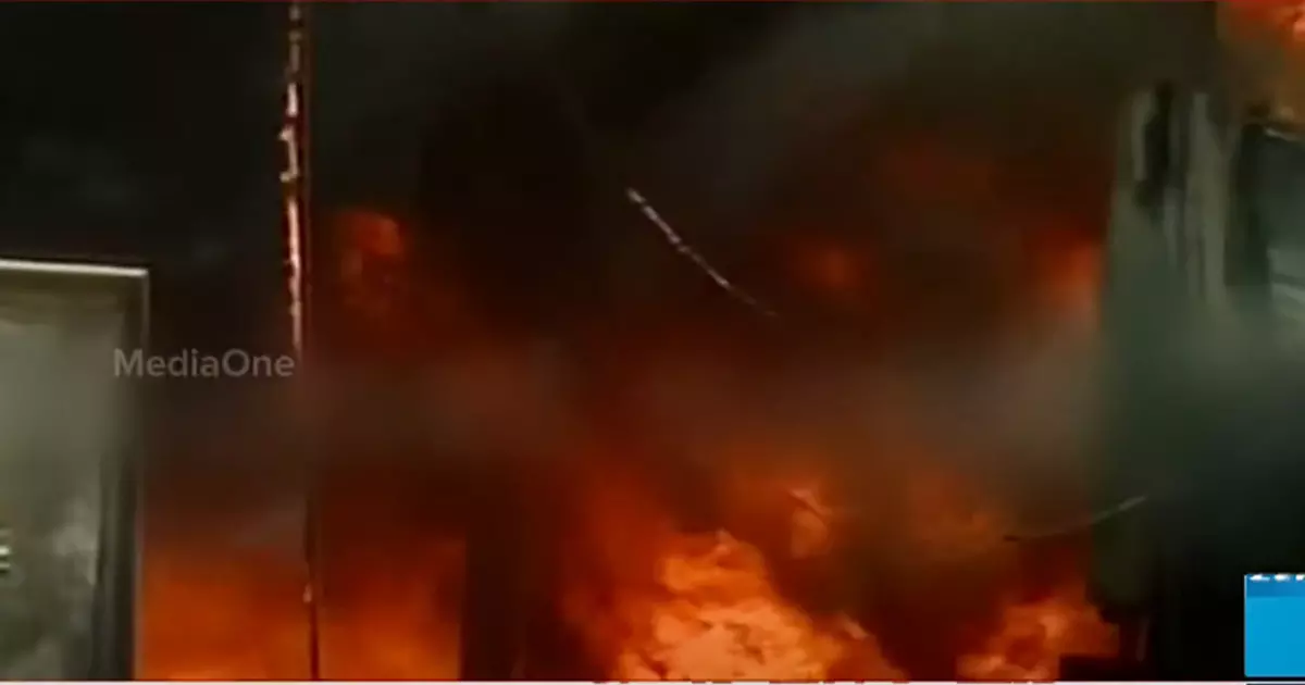 തിരുവനന്തപുരത്ത് പി.ആർ.എസ് ആശുപത്രിക്ക് സമീപം വൻ തീപിടിത്തം; വീടുകളിലേക്ക് തീപടര്ന്നു തിരുവനന്തപുരത്ത് പി.ആർ.എസ് ആശുപത്രിക്ക് സമീപം വൻ തീപിടിത്തം; വീടുകളിലേക്ക് തീപടര്ന്നു