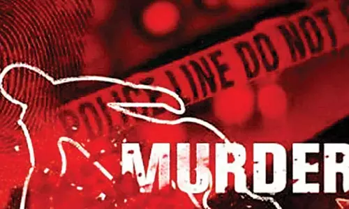 തൃശൂരിൽ അച്ഛൻ മകളെ വെട്ടിക്കൊന്നു; പിതാവ്  പൊലീസ് കസ്റ്റഡിയിൽ