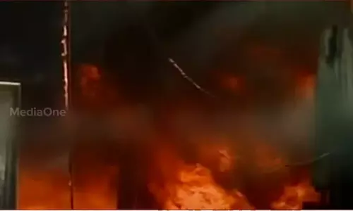 തിരുവനന്തപുരത്ത് പി.ആർ.എസ് ആശുപത്രിക്ക് സമീപം വൻ തീപിടിത്തം; വീടുകളിലേക്ക് തീപടര്‍ന്നു