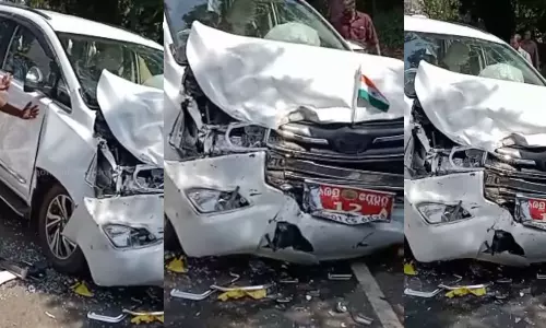 മന്ത്രി വാസവന്റെ കാർ പിക്കപ്പ് വാനുമായി കൂട്ടിയിടിച്ചു; ഗൺമാന് പരിക്ക്