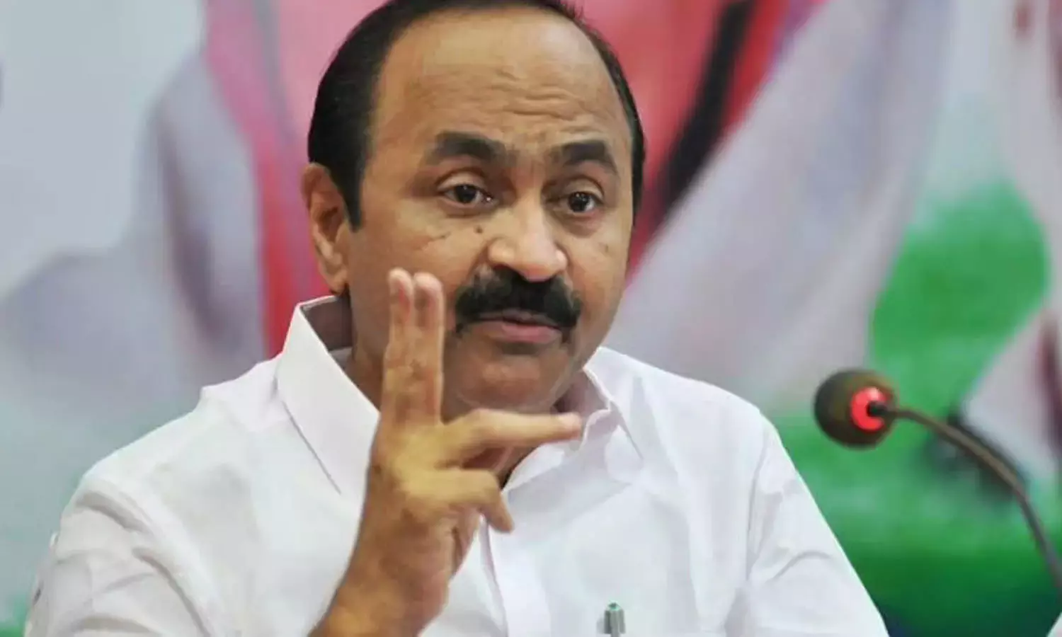 ഗവര്ണര്ക്ക് രാജാവിനെക്കാള് വലിയ രാജഭക്തി; ആഞ്ഞടിച്ച് പ്രതിപക്ഷ നേതാവ് ഗവര്ണര്ക്ക് രാജാവിനെക്കാള് വലിയ രാജഭക്തി; ആഞ്ഞടിച്ച് പ്രതിപക്ഷ നേതാവ്