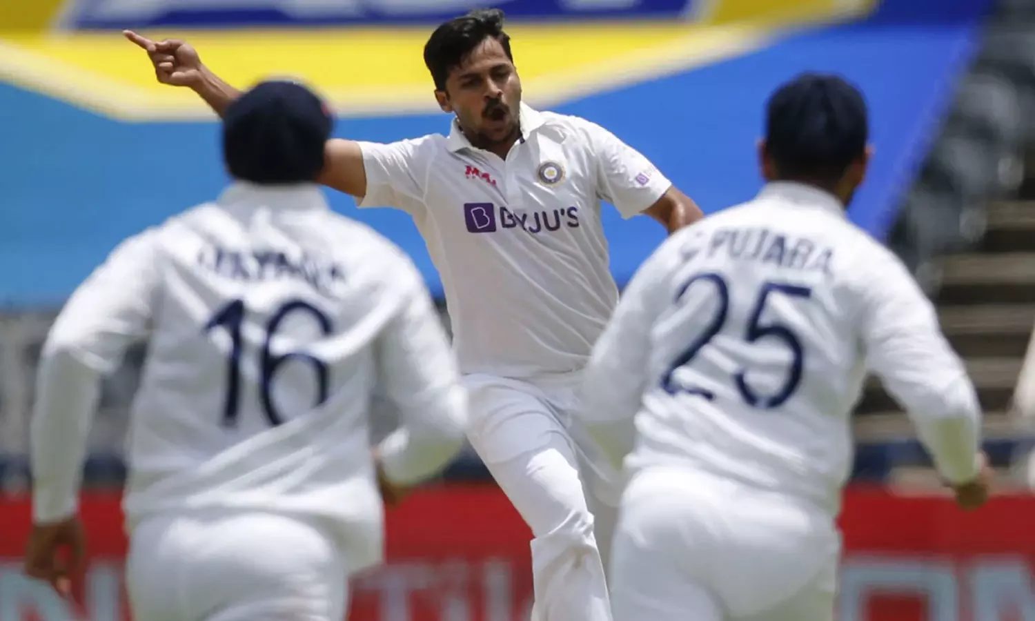 താക്കൂറിന്റെ തേരോട്ടം;  ജൊഹന്നാസ്ബർഗിൽ  ദക്ഷിണാഫ്രിക്ക പതറുന്നു