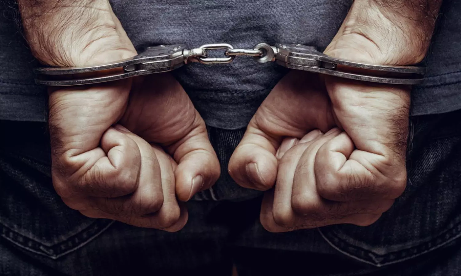 അപമര്യാദയായി പെരുമാറിയതിന് കേസ്