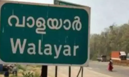 വാളയാറിൽ വിജിലൻസ് റെയ്ഡ്;  ഭയന്നോടി ഉദ്യോഗസ്ഥർ